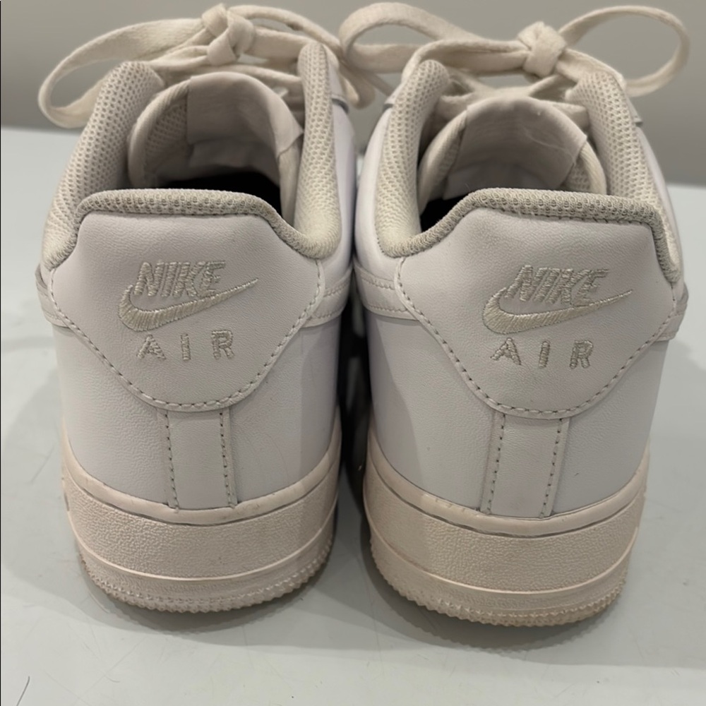 Nike Air Force 1 Women’s Triple White Sneakers 8.5 MINT CONDITION - Picture 5 of 9